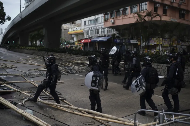 Rat na ulicama Hong Konga! Leti kamenje, suzavac i molotovljevi kokteli. Prosvjednici: 'Borit ćemo se do kraja!'