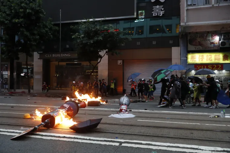 Rat na ulicama Hong Konga! Leti kamenje, suzavac i molotovljevi kokteli. Prosvjednici: 'Borit ćemo se do kraja!'