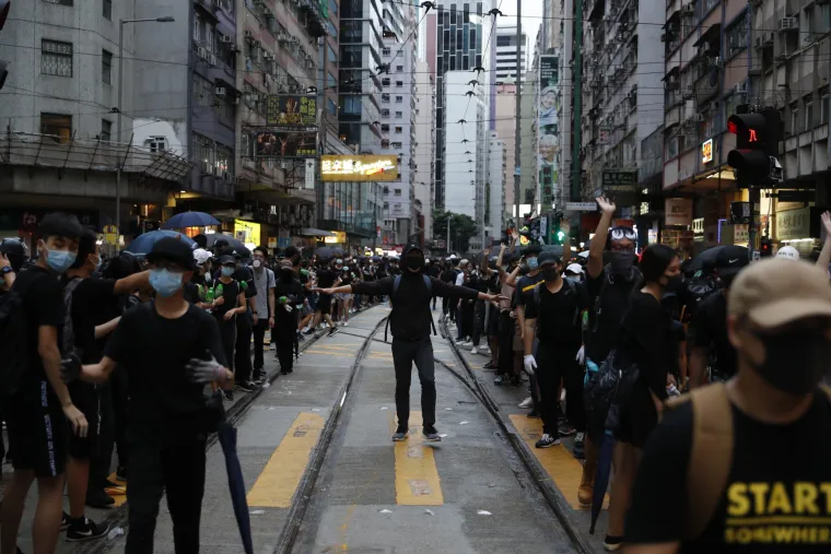 Rat na ulicama Hong Konga! Leti kamenje, suzavac i molotovljevi kokteli. Prosvjednici: 'Borit ćemo se do kraja!'