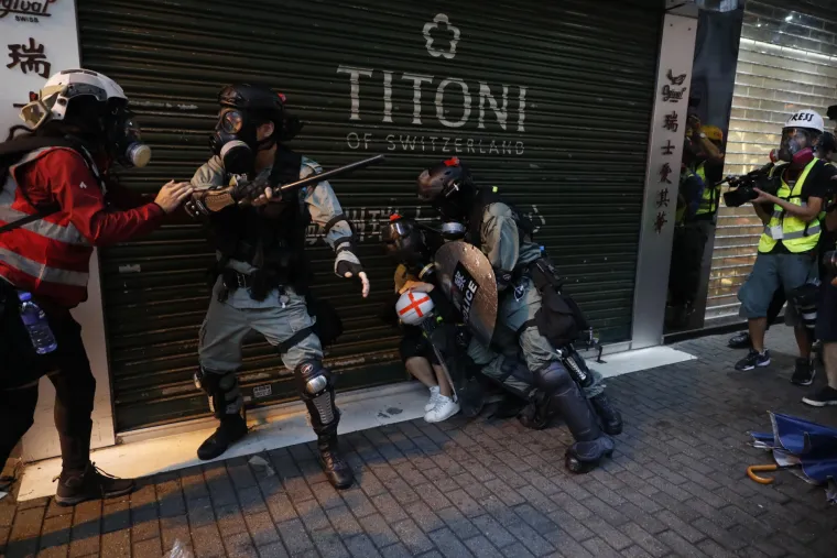 Rat na ulicama Hong Konga! Leti kamenje, suzavac i molotovljevi kokteli. Prosvjednici: 'Borit ćemo se do kraja!'