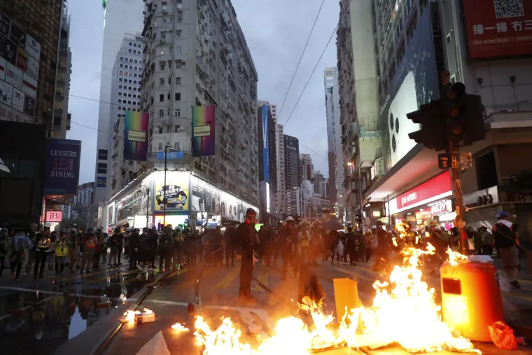 Rat na ulicama Hong Konga! Leti kamenje, suzavac i molotovljevi kokteli. Prosvjednici: 'Borit ćemo se do kraja!'