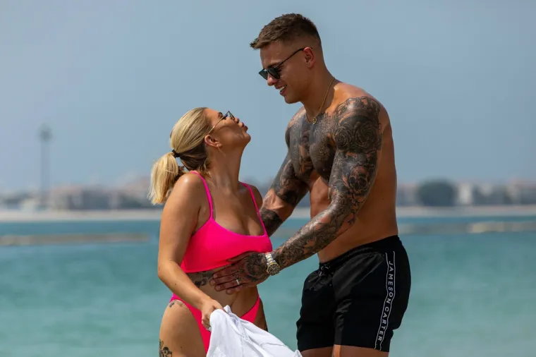 Manekenka i voditeljica Olivia Buckland sa svojim suprugom Alexom Bowenom odmara se u Dubaiju. Foto: Profimedia