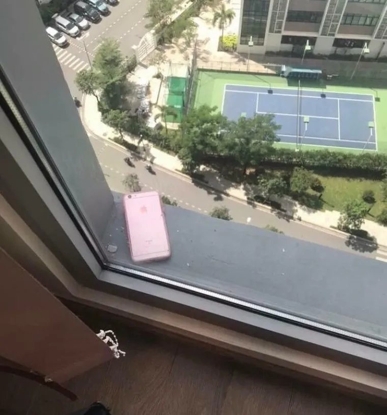 Tko je vlasnik i kako je mobitel zavr&scaron;io ovdje? Jo&scaron; važnije, kako doći do njega ako se prozor ne može otvoriti?