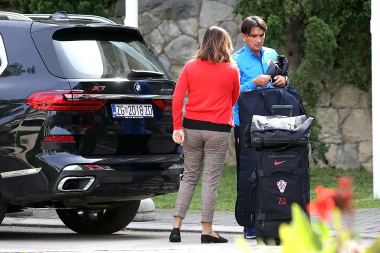 Izbornik 'Vatrenih' Zlatko Dalić u pratnji samozatajne supruge stigao na okupljanje reprezentacije