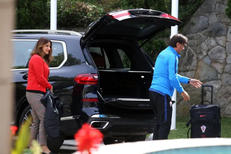 Izbornik 'Vatrenih' Zlatko Dalić u pratnji samozatajne supruge stigao na okupljanje reprezentacije