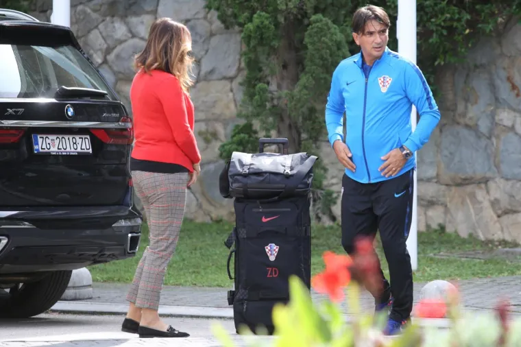 Izbornik 'Vatrenih' Zlatko Dalić u pratnji samozatajne supruge stigao na okupljanje reprezentacije