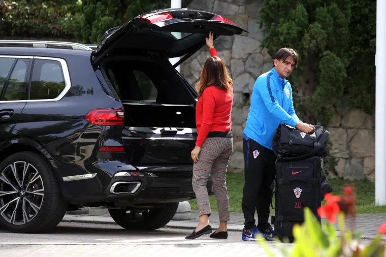Izbornik 'Vatrenih' Zlatko Dalić u pratnji samozatajne supruge stigao na okupljanje reprezentacije