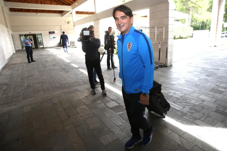 Izbornik 'Vatrenih' Zlatko Dalić u pratnji samozatajne supruge stigao na okupljanje reprezentacije