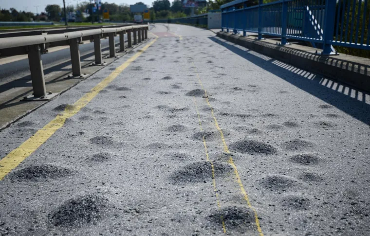 Pješački nogostup i biciklistička staza na Domovinskom mostu su u iznimno lošem stanju i prekrivene kvrgama u asfaltu.
