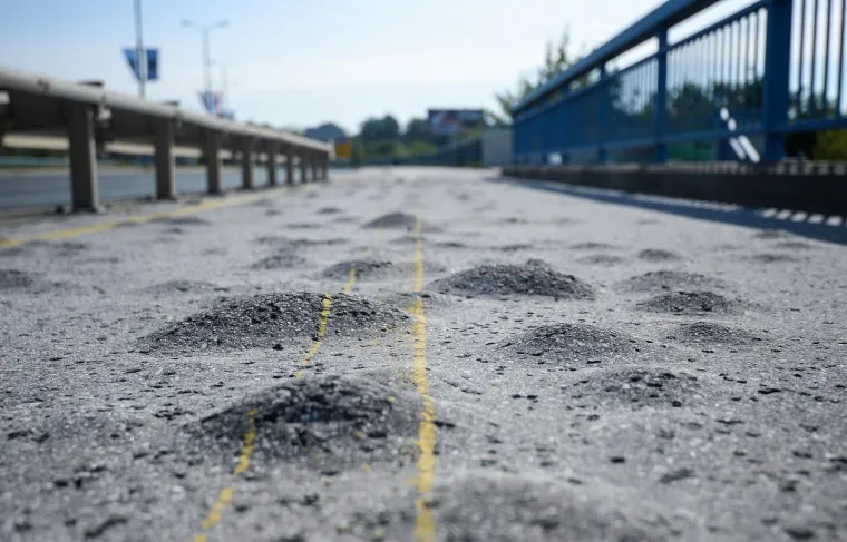 Pješački nogostup i biciklistička staza na Domovinskom mostu su u iznimno lošem stanju i prekrivene kvrgama u asfaltu.
