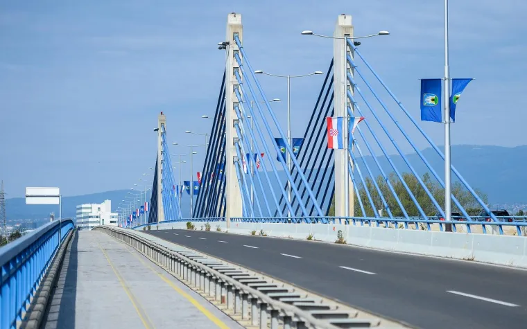 Pješački nogostup i biciklistička staza na Domovinskom mostu su u iznimno lošem stanju i prekrivene kvrgama u asfaltu.
