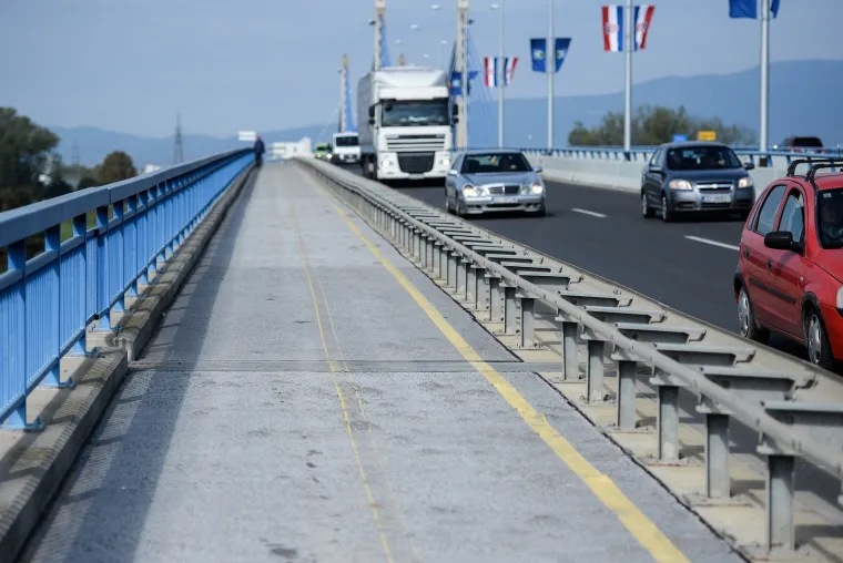 Pješački nogostup i biciklistička staza na Domovinskom mostu su u iznimno lošem stanju i prekrivene kvrgama u asfaltu.
