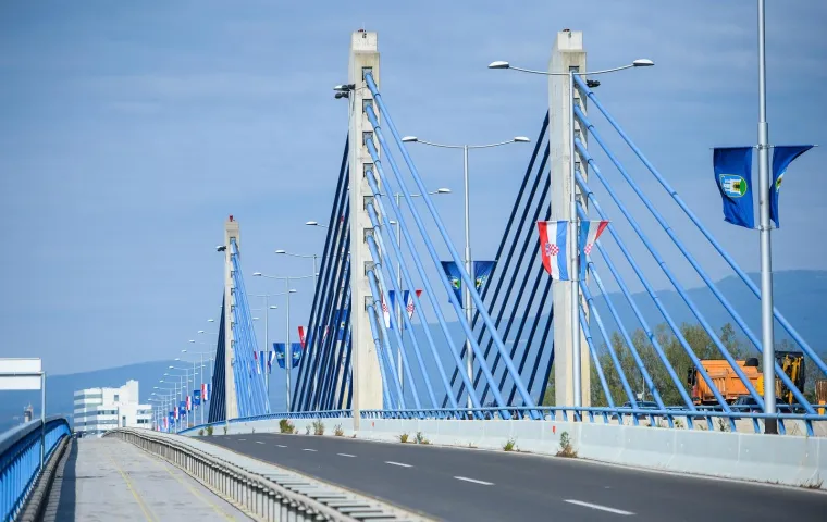 Pješački nogostup i biciklistička staza na Domovinskom mostu su u iznimno lošem stanju i prekrivene kvrgama u asfaltu.