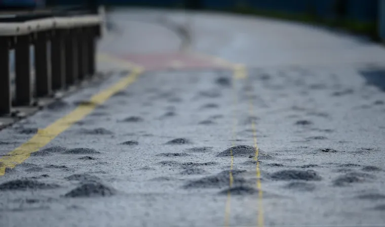 Pje&scaron;ački nogostup i biciklistička staza na Domovinskom mostu su u iznimno lo&scaron;em stanju i prekrivene kvrgama u asfaltu.