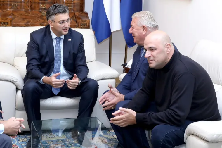 Andrej Plenković sastao se s predstavnicima HVIDRA-e: Lica govore sve?