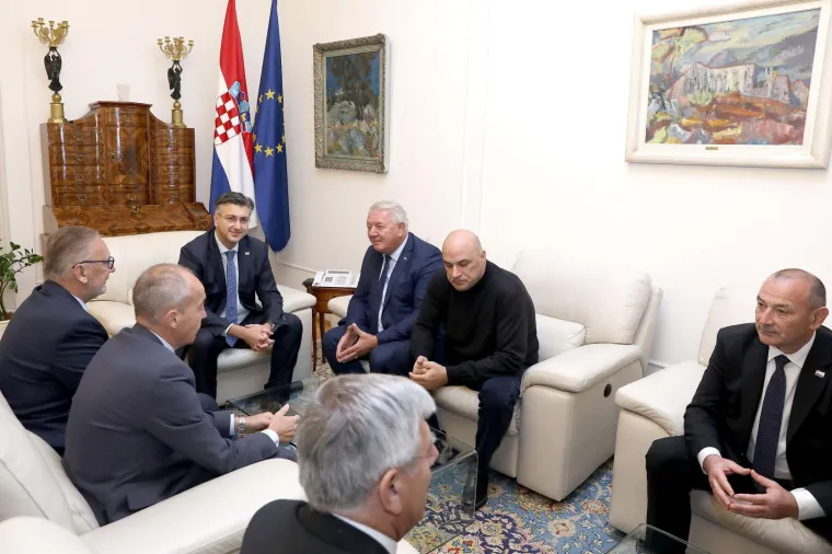 Andrej Plenković sastao se s predstavnicima HVIDRA-e: Lica govore sve?