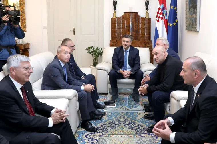 Andrej Plenković sastao se s predstavnicima HVIDRA-e: Lica govore sve?