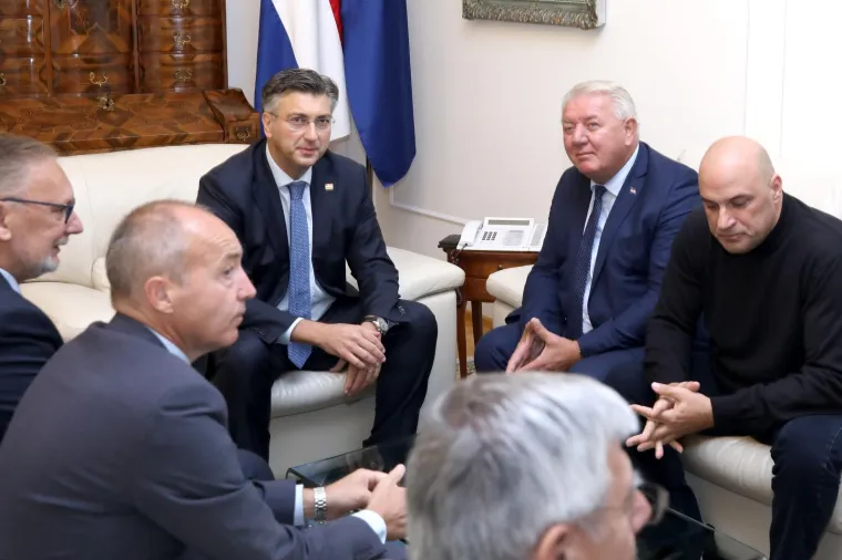 Andrej Plenković sastao se s predstavnicima HVIDRA-e: Lica govore sve?
