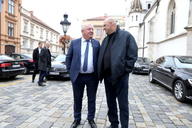 Andrej Plenković sastao se s predstavnicima HVIDRA-e: Lica govore sve?