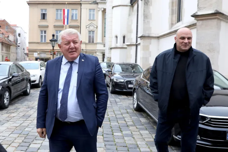 Andrej Plenković sastao se s predstavnicima HVIDRA-e: Lica govore sve?