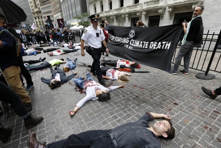 Tisuće klimatskih aktivista u ponedjeljak je iza&scaron;lo na ulice diljem svijeta i označilo početak dvotjednih prosvjeda kojima se traže hitne mjere
 za smanjenje emisija &scaron;tetnih plinova te spriječi ekolo&scaron;ka katastrofa