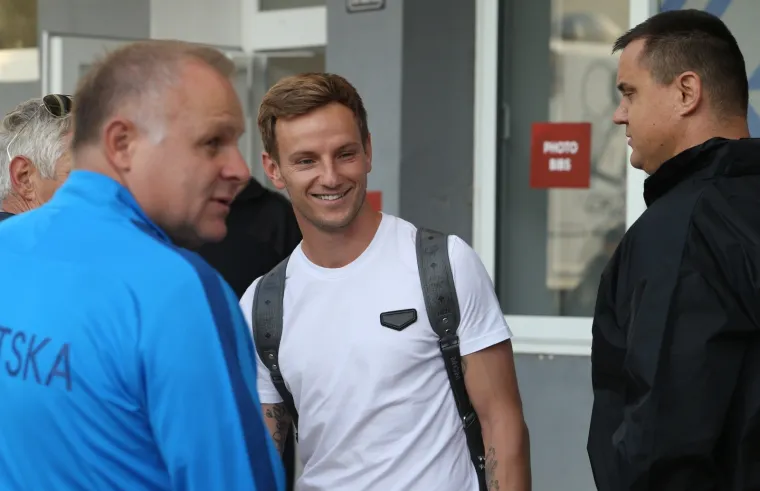 Jedan od najboljih hrvatskih nogometa&scaron;a Ivan Rakitić ponovno je u reprezentaciji, ponovno je u najdražem dresu. U ponedjeljak se Raketa u Omi&scaron;u do&scaron;ao prvi na trening.