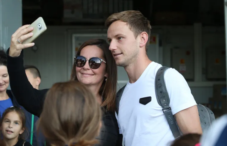 Dovezao ga je kum Marko Bralić Keto, a Rakitić je udovoljio želji nekolicine mali&scaron;ana i s njima se fotografirao. Naravno, nije se fotkao samo s onim najmlađima, nego sa svima koji su se u tom trenutku na&scaron;li oko njega.