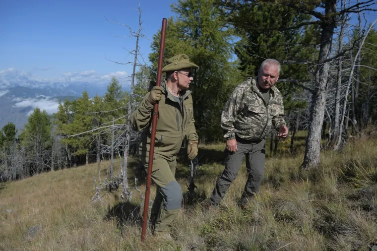 Na izlete često ide u dru&scaron;tvu ministra obrane Sergeja &Scaron;ojgua i drugih visokih dužnosnika. Foto: Alexei Druzhinin/TASS/Profimedia