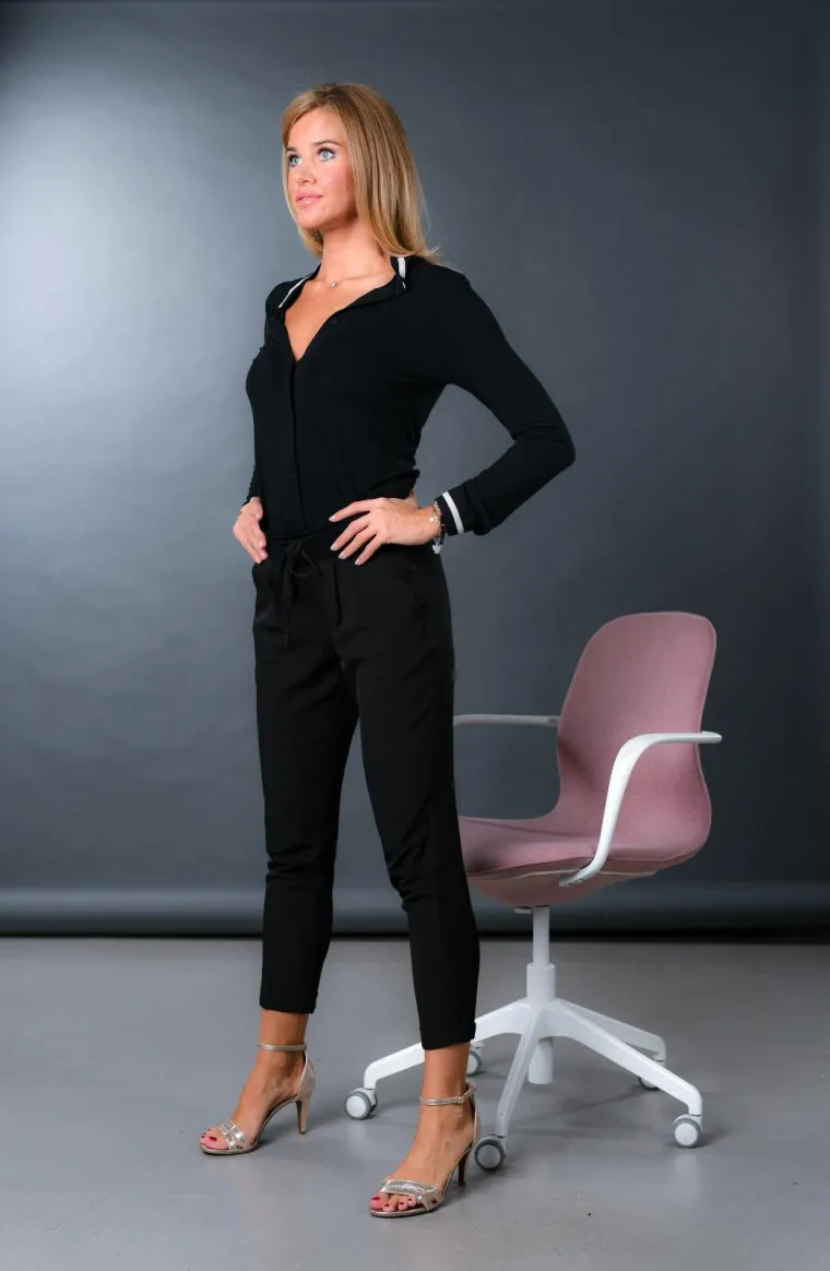 Zauzmite stojeći položaj ispred uredske stolice. Dlanove položite na kukove te sjednite na stolicu. Pripazite da su leđa ravna prilikom sjeda, ali i prilikom ustajanja.