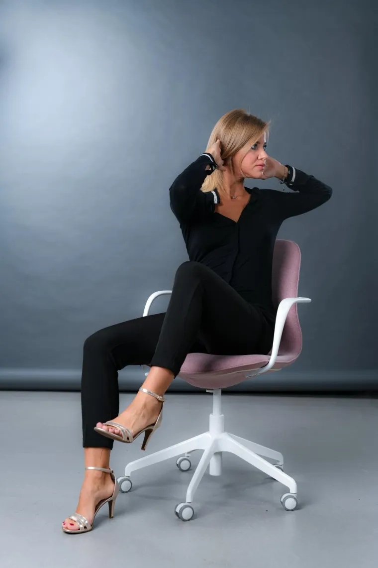 Zauzmite sjedeći položaj na stolici. Trup aktivirajte te izvodite rotaciju tako sto lijevim laktom poku&scaron;ate dodirnuti desno koljeno. Vratite se u početni položaj te istu vježbu ponovite u suprotnu stranu. Vježbu izvodite naizmjence.