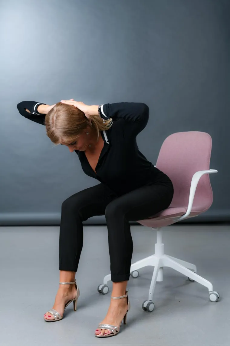 Zauzmite sjedeći položaj ruku prekriženih iza glave, otvorite laktove prema van. Ravnih leđa izvedite pokret fleksije trupa dok ne osjetite istezanje u donjem dijelu leđa. Lopatice su i u ovoj vježbi priljubljene jedna ka drugoj (adducirane).