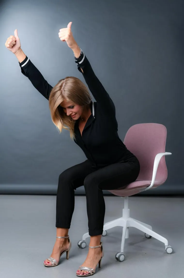 Zauzmite sjedeći položaj na stolici ispruženih laktova i stisnutom &scaron;akom, palac je otvoren i usmjeren prema gore. Podignite ruke iznad glave opruženih laktova. Pogled je tijekom cijelog pokreta usmjeren naprijed i dolje.