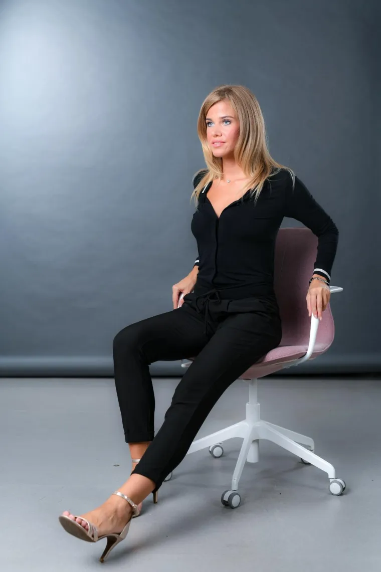 Zauzmite sjedeći položaj na rubu stolice. Pokret izvodimo iz kuka i podižemo ispruženu nogu prema gore. Vratimo se u početni položaj te ponavljamo pokret istom nogom.