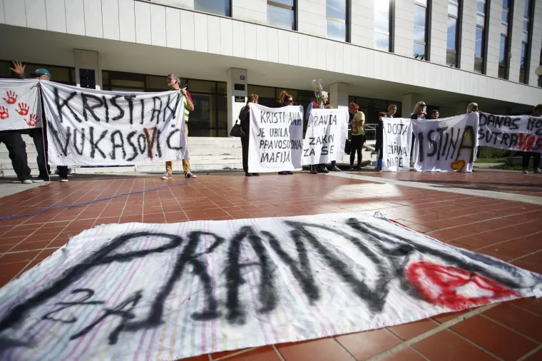 Ispred zgrade Županijskog suda u Splitu održan je mirni prosvjed građana zbog smrti Kristijana Vukasovića