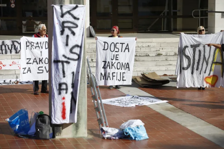 Ispred zgrade Županijskog suda u Splitu održan je mirni prosvjed građana zbog smrti Kristijana Vukasovića
