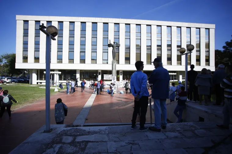 Ispred zgrade Županijskog suda u Splitu održan je mirni prosvjed građana zbog smrti Kristijana Vukasovića