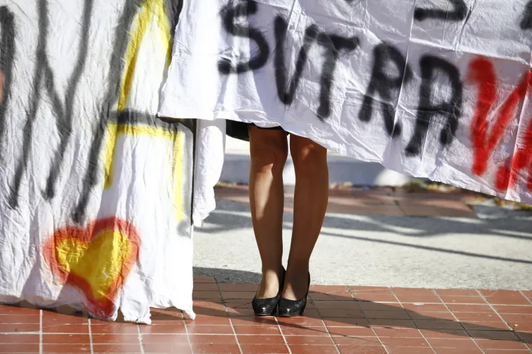 Ispred zgrade Županijskog suda u Splitu održan je mirni prosvjed građana zbog smrti Kristijana Vukasovića