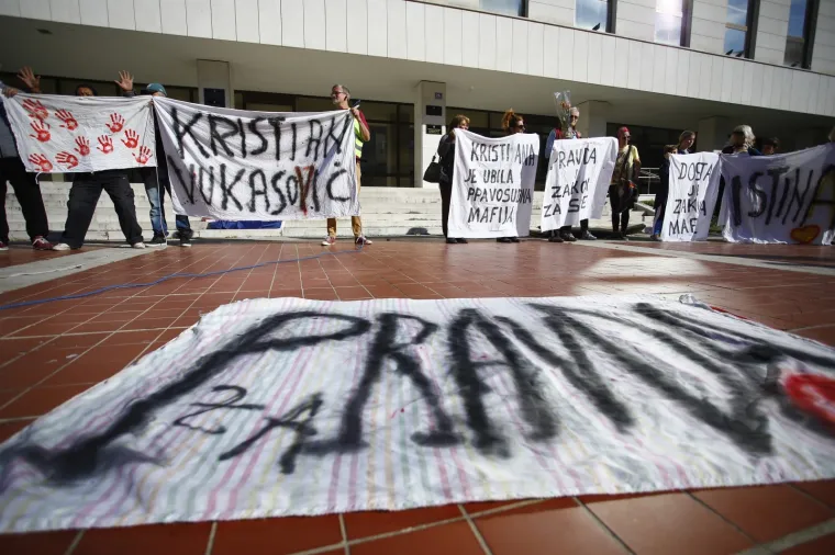 Ispred zgrade Županijskog suda u Splitu održan je mirni prosvjed građana zbog smrti Kristijana Vukasovića