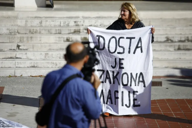 Ispred zgrade Županijskog suda u Splitu održan je mirni prosvjed građana zbog smrti Kristijana Vukasovića