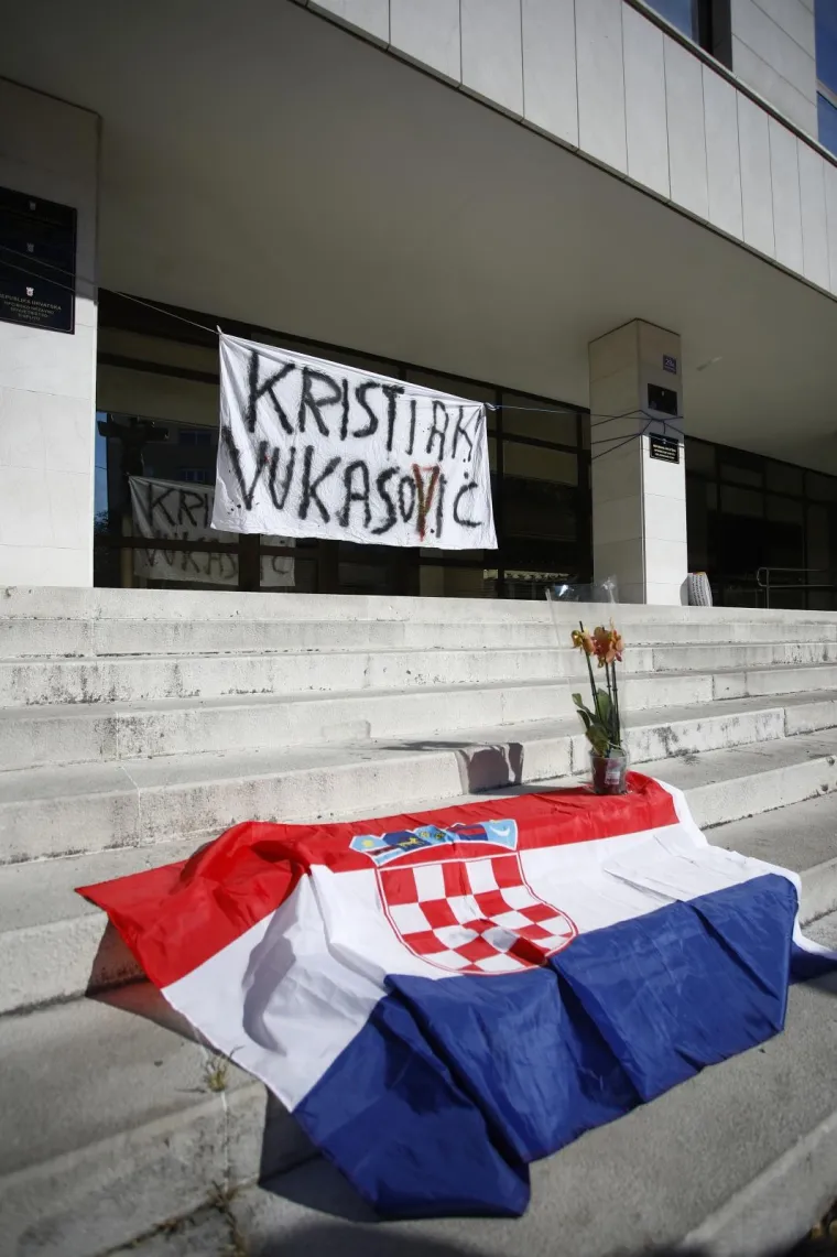 Ispred zgrade Županijskog suda u Splitu održan je mirni prosvjed građana zbog smrti Kristijana Vukasovića