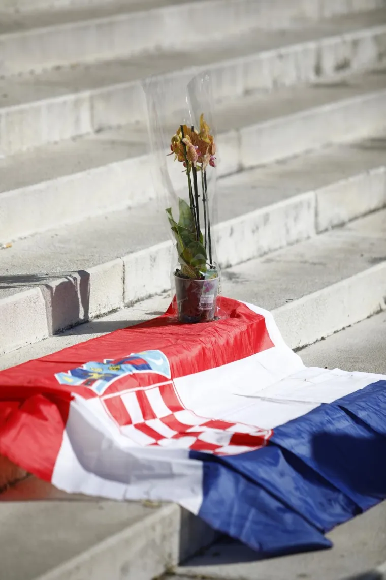 Ispred zgrade Županijskog suda u Splitu održan je mirni prosvjed građana zbog smrti Kristijana Vukasovića