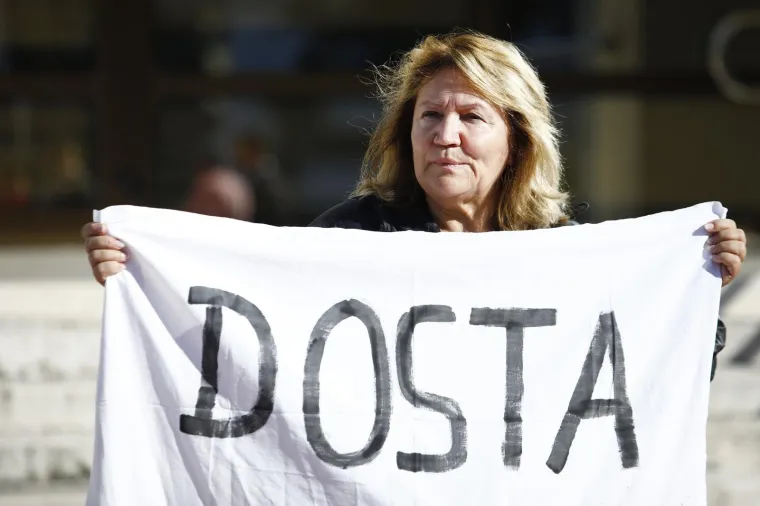 Ispred zgrade Županijskog suda u Splitu održan je mirni prosvjed građana zbog smrti Kristijana Vukasovića