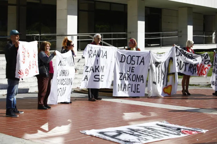 Ispred zgrade Županijskog suda u Splitu održan je mirni prosvjed građana zbog smrti Kristijana Vukasovića
