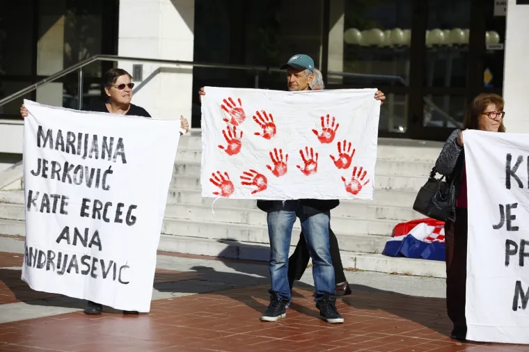 Ispred zgrade Županijskog suda u Splitu održan je mirni prosvjed građana zbog smrti Kristijana Vukasovića