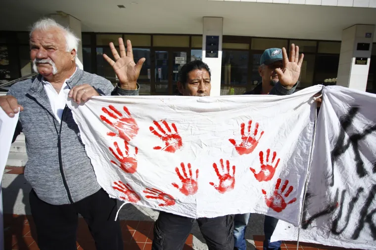 Ispred zgrade Županijskog suda u Splitu održan je mirni prosvjed građana zbog smrti Kristijana Vukasovića