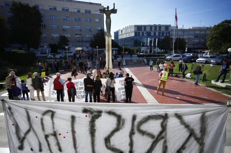 Ispred zgrade Županijskog suda u Splitu održan je mirni prosvjed građana zbog smrti Kristijana Vukasovića