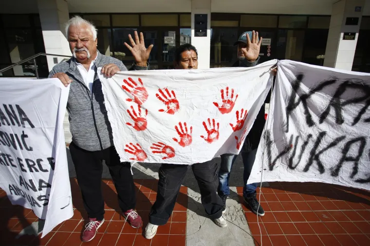Ispred zgrade Županijskog suda u Splitu održan je mirni prosvjed građana zbog smrti Kristijana Vukasovića