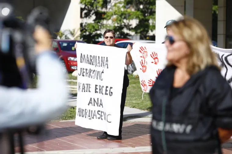 Ispred zgrade Županijskog suda u Splitu održan je mirni prosvjed građana zbog smrti Kristijana Vukasovića