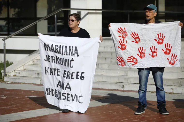 Ispred zgrade Županijskog suda u Splitu održan je mirni prosvjed građana zbog smrti Kristijana Vukasovića