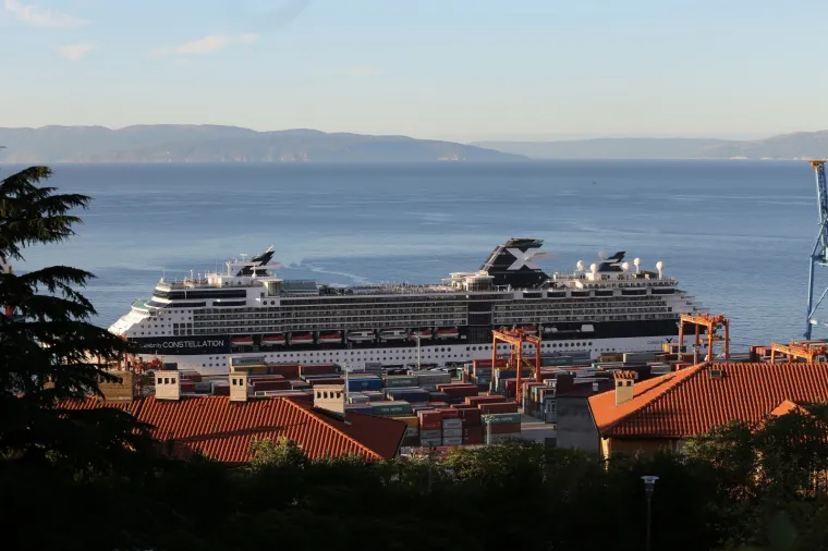 Rijeka puna kao da je vrhunac sezone: Uplovila dva kruzera, ulice preplavile tisuće Engleza i Amerikanaca